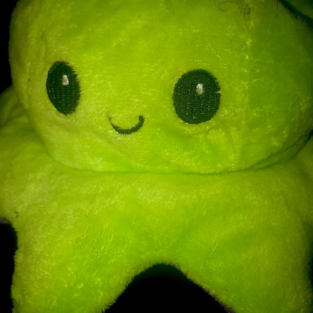I’m selling a cute octopus u can show people how u feel with this!! It changes!!